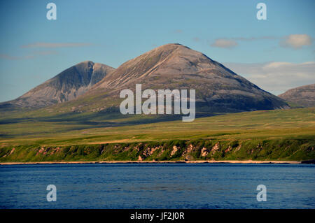 Sur la gauche le Graham Beinn a' Chaolais qui est l'un des Paps of Jura et Aonach-bheinn du Jura à Islay Ferry Banque D'Images