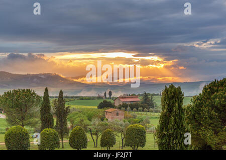 Coucher de soleil dans un paysage toscan rural en Italie Banque D'Images