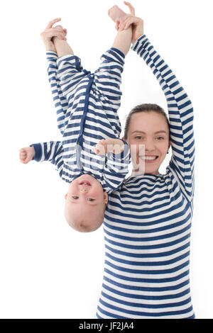 Woman holding baby charme envers et looking at camera Banque D'Images