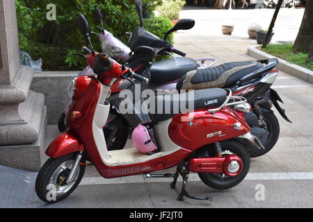 Scooters sur rues de New Taipei City, un principal mode de transport en raison de l'établissement des coûts qu'il moins de 2 000 $ US pour acheter et peuvent monter des semaines avant qu'un nouveau dépôt. Banque D'Images