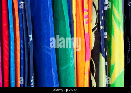 Serviettes de plage de couleur différente sur l'écran suspendu dans un magasin de détail, Banque D'Images