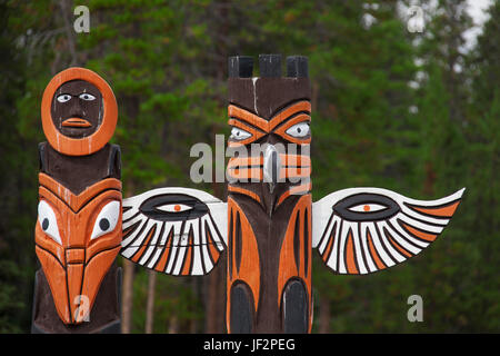 Deux mâts totémiques de la Jasper National Park, Alberta, Canada Banque D'Images
