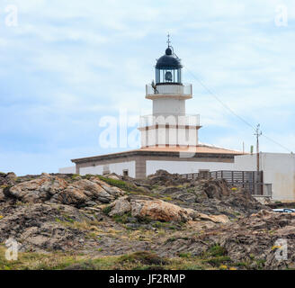 Phare sur le Cap de Creus, l'Espagne. Banque D'Images