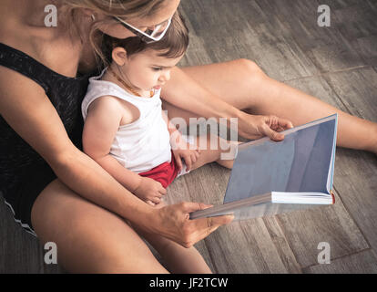 Mère lire des histoires à l'enfant Banque D'Images