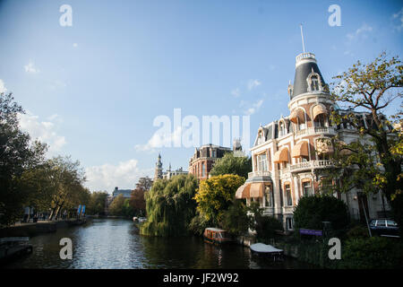 Façades de vieilles maisons traditionnelles colorées vivant le long de la rivière, dans la vieille ville, filtre de correction tonale vintage chaud, effet de style rétro. Banque D'Images