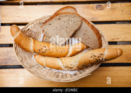 Assiette à pain sur la table Banque D'Images
