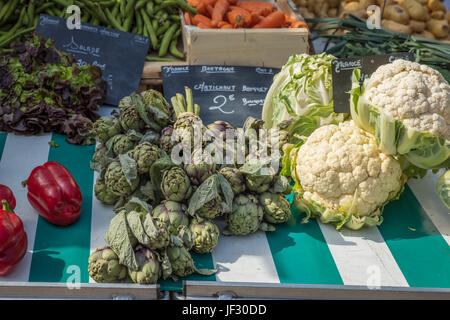 Choux-fleurs et les artichauts sur un étal du marché français Banque D'Images