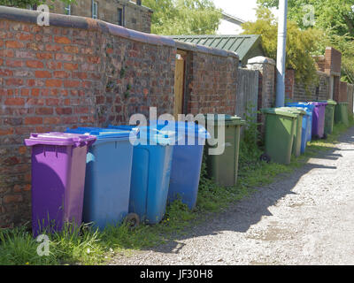 Ligne de poubelles de couleur dans l'ordre propre dur alley backstreet galets sunny Banque D'Images