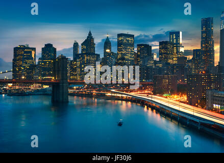 New York City - beau lever de soleil sur Manhattan, avec Manhattan et Brooklyn Bridge USA Banque D'Images