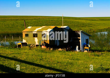 Une petite maison au bord du lac pour les pêcheurs et les gardes de logement Banque D'Images