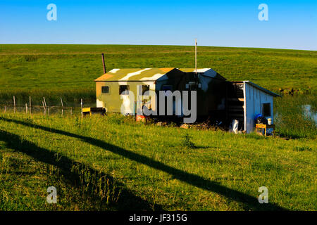 Une petite maison au bord du lac pour les pêcheurs et les gardes de logement Banque D'Images