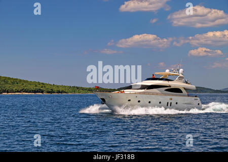 Yacht à moteur sur la rivière Cikola près de Sibenik, Croatie. Banque D'Images