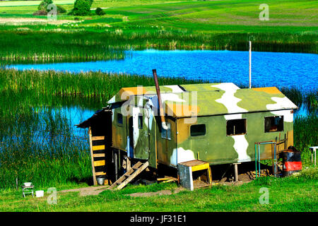 Une petite maison au bord du lac pour les pêcheurs et les gardes de logement Banque D'Images