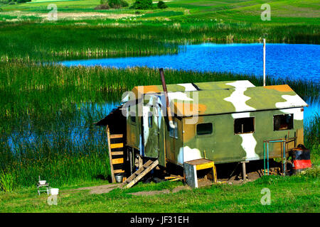 Une petite maison au bord du lac pour les pêcheurs et les gardes de logement Banque D'Images