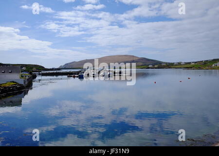 Portmagee, comté de Kerry, Irlande sur l'Anneau du Kerry et la façon sauvage de l'Atlantique à Valentia Island dans l'arrière-plan. Banque D'Images