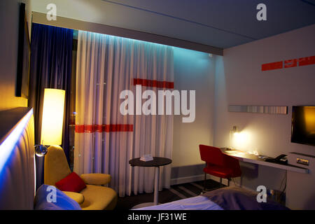 OSLO, Norvège- JAN 20th, 2017 : l'intérieur d'une chambre double de luxe lit chambre d'hôtel avec LED la foudre, bureau et chaise, Airport Hotel, Park Inn Banque D'Images