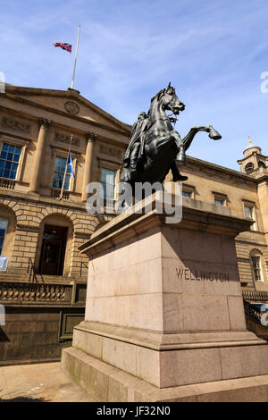 Monument de Wellington à l'extérieur d'archives nationales de l'Écosse, Princes Street, Edinburgh. Banque D'Images