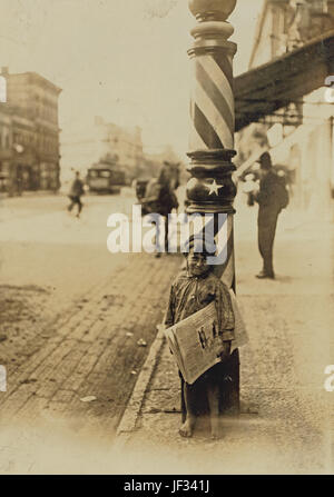 Titre : Un peu de "haver", crieur, Indianapolis 41 pouces de haut. Dit qu'il a 6 ans. Août, 1908. Wit., E. N. In Clopper. Location : Indianapolis, Indiana. Créateur(s) : Lewis Wickes Hine, photographe, 1874-1940, Date de création/publication : août 1908. Moyen : 1 tirage photographique. Banque D'Images