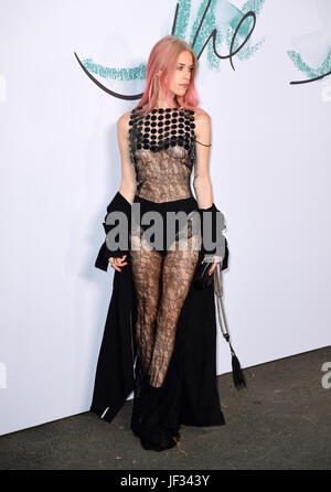 Lady Mary Charteris participant à la fête de l'été 2017 serpentine, présenté par la serpentine et de Chanel, qui a eu lieu à la Serpentine Pavilion galeries, dans les jardins de Kensington, Londres. ASSOCIATION DE PRESSE Photo. Photo date : mercredi 28 juin, 2017. Crédit photo doit se lire : Ian West/PA Wire Banque D'Images