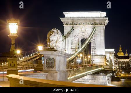 BUDAPEST, HONGRIE - le 22 février 2016 : Belle nuit Budapest, le pont des Chaînes sur le Danube en lumières et ciel étoilé, paysage urbain adapté Banque D'Images