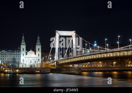 BUDAPEST, HONGRIE - le 22 février 2016 : Vue de nuit sur le pont Elizabeth à Budapest, Hongrie Banque D'Images