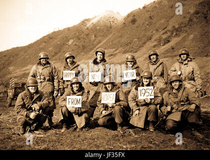 Missouri fantassins avec la 19ème Inf. Regt. le long de la front Kumsong tiens Bonne année à la stateside folks. 14 Décembre, 1951. Photo par le Cpl. Mervyn Lew. (Armée) Banque D'Images