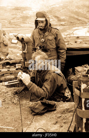 Le général Frank Lowe, USA, représentant présidentiel en Corée, examine la gamme des instruments 'flash' sur les lignes de front. Expliquant l'instrument est Marine S.Sgt. Charles Kitching de Redlands, Californie, mars 1951. Photo par T. Le Sgt. Vance Jobe. (Marine Corps) Banque D'Images