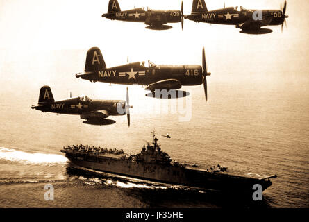 F4U (corsaires) revenant d'une mission de combat sur la Corée du Nord le tour du USS Boxer pendant qu'ils attendent pour les avions dans la prochaine grève pour être lancé à partir de son poste de pilotage - un hélicoptère en vol stationnaire au-dessus du navire. Le 4 septembre 1951. (Marine) Banque D'Images