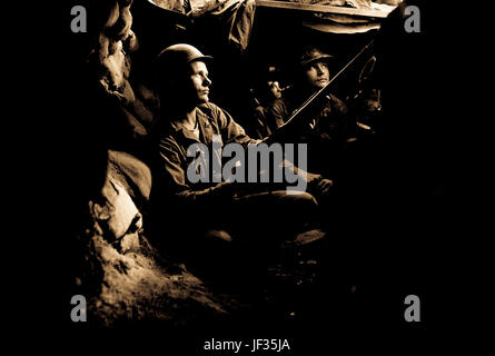 Les fantassins du 27e Régiment d'Infanterie, près de Heartbreak Ridge, avoir l'avantage de la couverture et de la dissimulation dans des positions de tunnel, 40 yards des communistes. 10 août, 1952. Banque D'Images