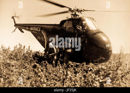 U. S. Marines de la Première Division de marines La première reconnaissance Co. faire invasion d'hélicoptère sur la colline 812, pour soulager le huitième ROK div., lors de la reprise des combats en Corée. Le 20 septembre 1951. Photo par T. G. Donegan. (Marine) Banque D'Images