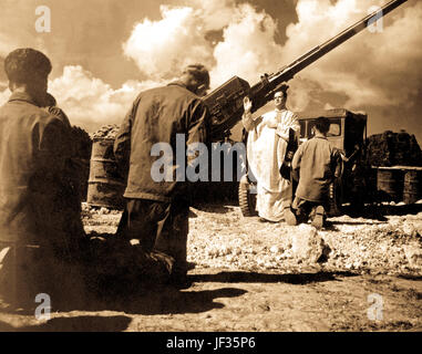 Aumônier Dennis Murphy célèbre la messe pour les hommes de 65e Bn AAA., à Bolo Point, Okinawa. 19 juillet, 1951. Photo par Nelse. Einwaechter (Armée) Banque D'Images