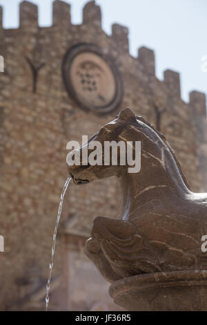 Fontaine de cheval (Fontana di Piazza Duomo) en face de la cathédrale (Cattedrale de San Nicolo di Bari) Taormina, province de Messine, Sicile, Italie Banque D'Images