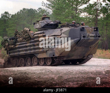 960513-M-398O-006 un assaut amphibie véhicule appartenant à la société Delta, 2e Bataillon d'assaut amphibie vers l'ennemi lors d'un assaut par les Marines de la compagnie Kilo à Camp Lejeune, en Caroline du Nord, le 13 mai 1996, dans le cadre d'exercice d'une Force opérationnelle Ô96. Plus de 53 000 membres du service militaire des États-Unis et le Royaume-Uni participent à l'exercice d'une Force opérationnelle combinée Ô96 sur des installations militaires dans le sud-est des États-Unis et dans l'eau le long de la côte est. Photo par le Cpl du DoD. A. Olguin, Corps des Marines des États-Unis. Banque D'Images