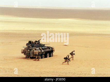 000408-D-9880W-104 U.S. Marine Corps de fusiliers déployer un véhicule blindé léger (VBL-25) au cours d'un exercice d'entraînement à la formation dans le nord de l'aire de Udairi Koweït le 8 avril 2000. Après avoir détruit la simulation de camions ennemis avec sa tourelle de 25 mm monté sur les armes à feu de la chaîne, le VBL déployé six fusiliers marins de traiter avec le reste du personnel ennemie. Le VBL est joint au 1er Bataillon de reconnaissance blindé léger, 15e Marine Expeditionary Unit. DoD photo de R. D. Ward. (Publié) Banque D'Images