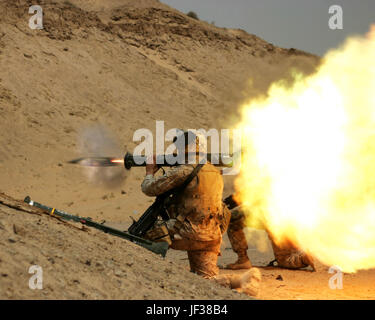 050718-M-1195M-121. Gary R. Nichols une À-4 Arme antichar de lumière à un ancien réservoir lors d'un incendie et d'entraînement aux manœuvres près de Camp Bucca, l'Iraq, le 18 juillet 2005. Nichols et ses camarades Marines de la 26e Marine Expeditionary Unit (Special Operations Capable) sont exploités à partir de Camp Bucca de mener diverses missions de protection de la force. Photo par le Cpl du DoD. Eric R. Martin, Corps des Marines des États-Unis. (Publié) Banque D'Images