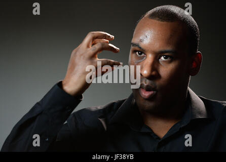 Wayne marques, l'officier de la police des transports britannique qui s'est attaqué aux trois couteaux brandissant des terroristes sur le pont de Londres, se souvient de la nuit où il a subi plusieurs blessures le 3 juin. Banque D'Images