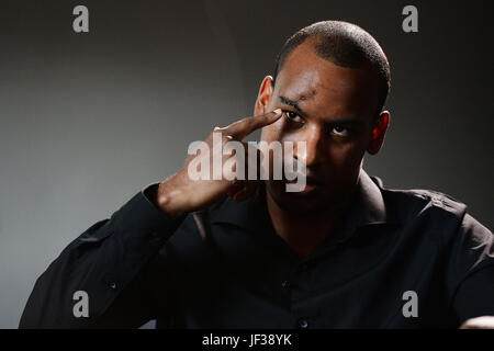 Wayne Marques la police britannique des transports élections qui ont abordé les trois terroristes armés de couteaux sur le pont de Londres, rappelle la nuit où il a subi plusieurs blessures sur le 3e juin. Banque D'Images