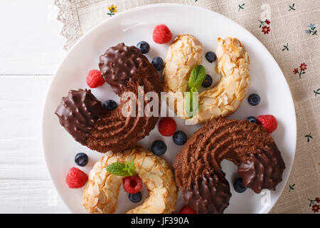 Cookies au chocolat et amandes de fête en forme de fer à cheval sur la table horizontale vue du dessus. Banque D'Images