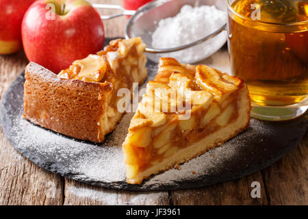 Tarte aux pommes en tranches Traditionnel Gros plan sur une table horizontale et le jus. Banque D'Images