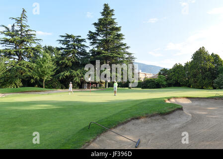 Magliaso, Suisse - 2 juin 2017 : les gens à jouer au golf sur le cours à Magliaso sur Suisse Banque D'Images