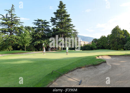 Magliaso, Suisse - 2 juin 2017 : les gens à jouer au golf sur le cours à Magliaso sur Suisse Banque D'Images