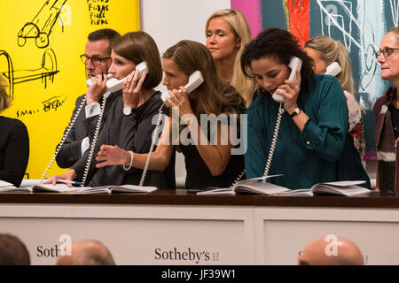Londres, Royaume-Uni. 28 juin 2017. Sotheby's personnel téléphone les offres des cliients. Soirée d'art contemporain de Sotheby's Vente aux enchères a lieu à leurs nouveaux locaux de Bond Street. Banque D'Images