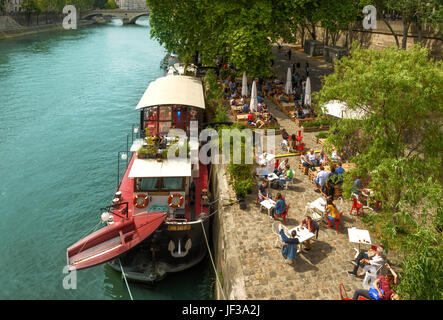 Paris, juin 04, 2017 : Bateau restaurant en été sur la Seine à Paris, France Banque D'Images