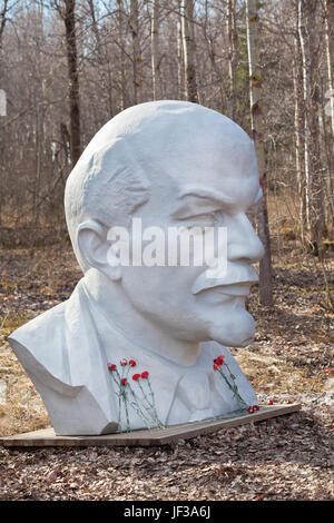 Monument blanc de Lénine de parc de Razliv lake, Russie Banque D'Images