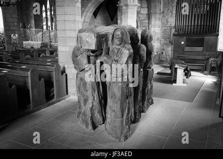 L'église Sainte Marie la Vierge. L'Île Sainte. Lindisfarne. Moines transportant le corps de St Cuthbert.'Le voyage" par Fenwick Lawson Banque D'Images