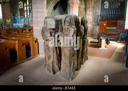 L'église Sainte Marie la Vierge. L'Île Sainte. Lindisfarne. Moines transportant le corps de St Cuthbert.'Le voyage" par Fenwick Lawson Banque D'Images