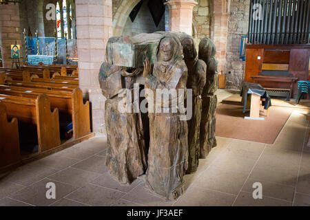 L'église Sainte Marie la Vierge. L'Île Sainte. Lindisfarne. Moines transportant le corps de St Cuthbert.'Le voyage" par Fenwick Lawson Banque D'Images