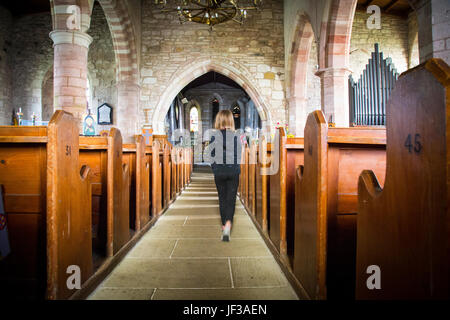 Jeune fille dans Sainte Marie la Vierge l'église. L'Île Sainte. Lindisfarne. Banque D'Images