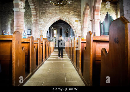 L'église Sainte Marie la Vierge. L'Île Sainte. Lindisfarne. Moines transportant le corps de St Cuthbert.'Le voyage" par Fenwick Lawson Banque D'Images