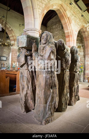 L'église Sainte Marie la Vierge. L'Île Sainte. Lindisfarne. Moines transportant le corps de St Cuthbert.'Le voyage" par Fenwick Lawson Banque D'Images